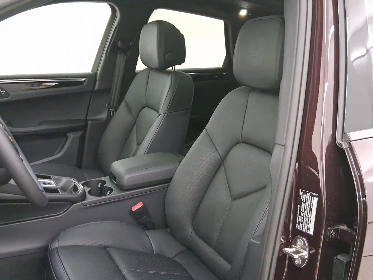 2025 Porsche Macan T - Photo 40