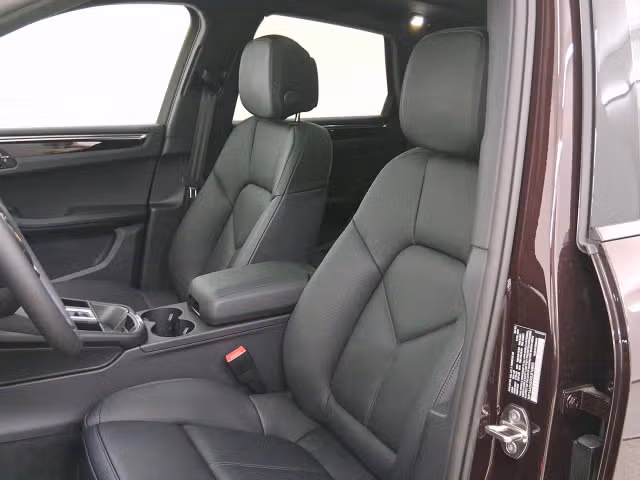 2025 Porsche Macan T - Photo 34