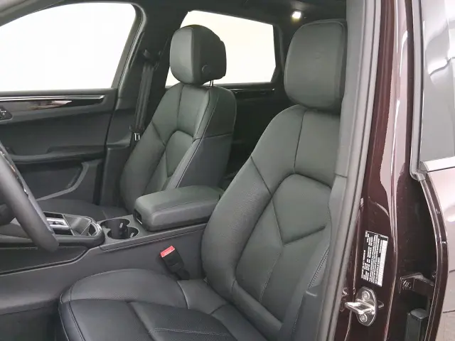 2025 Porsche Macan T - Photo 38