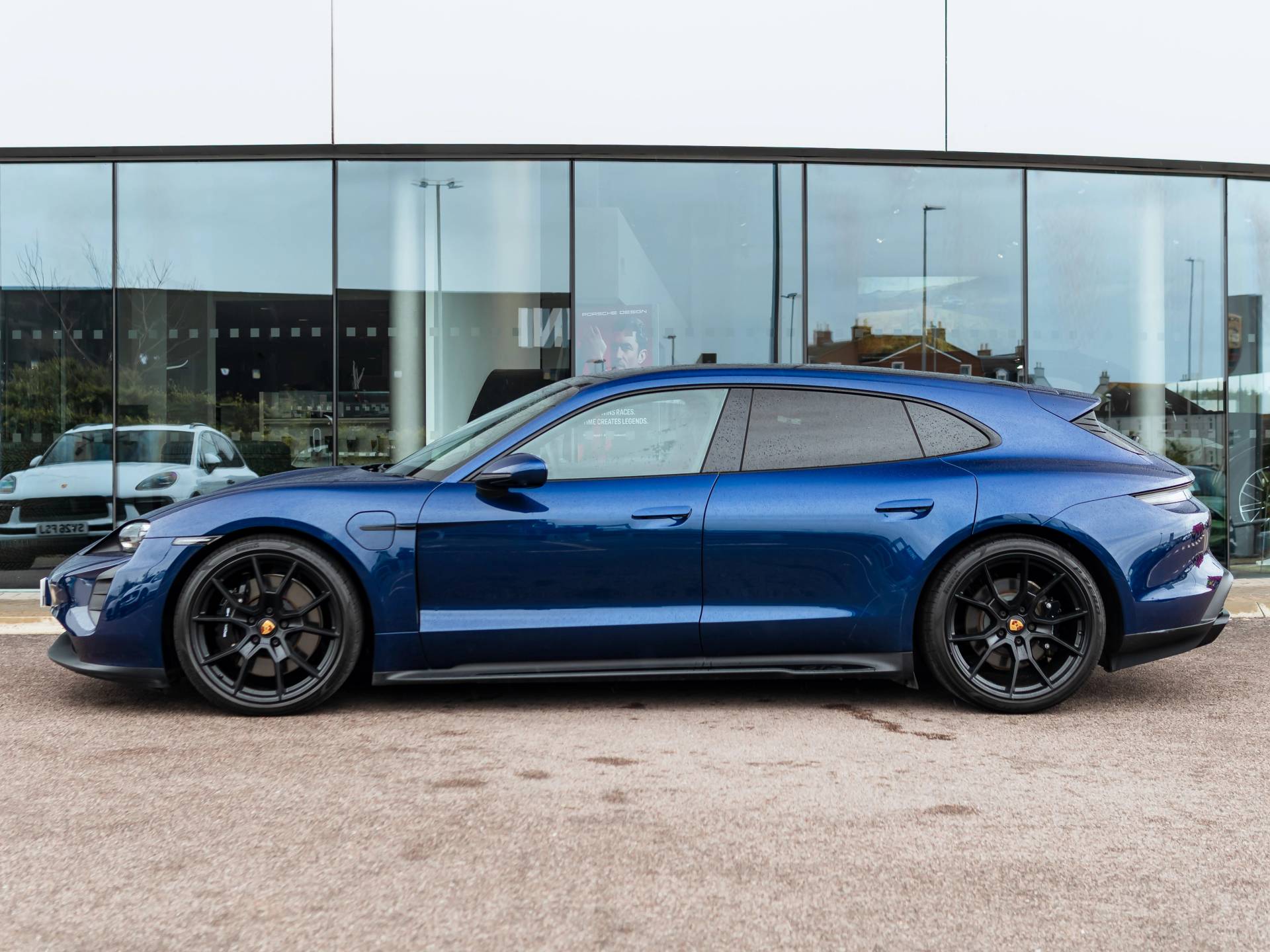 Taycan GTS Sport Turismo, photo 2 of 43