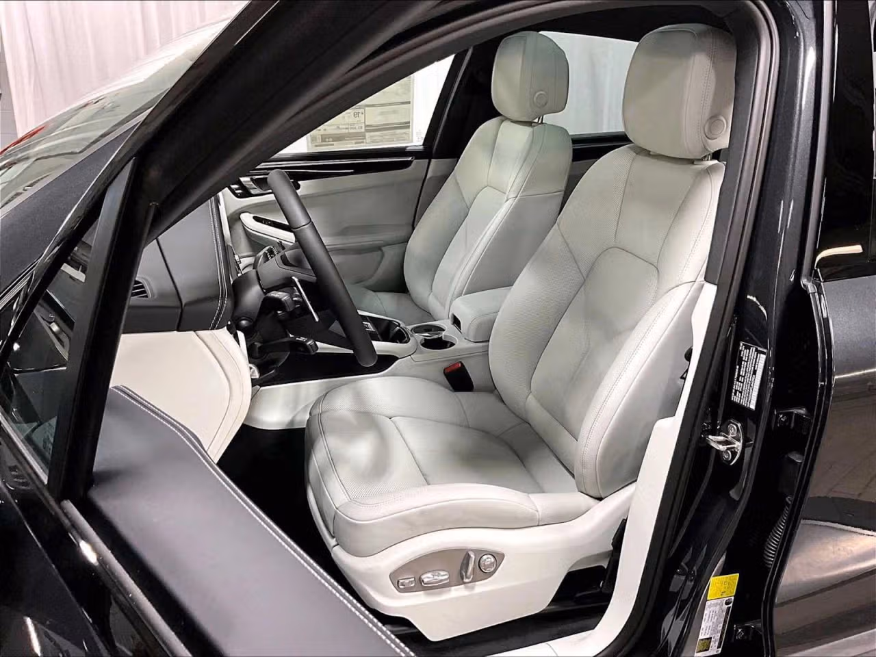 2026 Porsche Macan S - Photo 36
