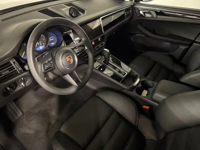 2026 Porsche Macan T - Photo 30