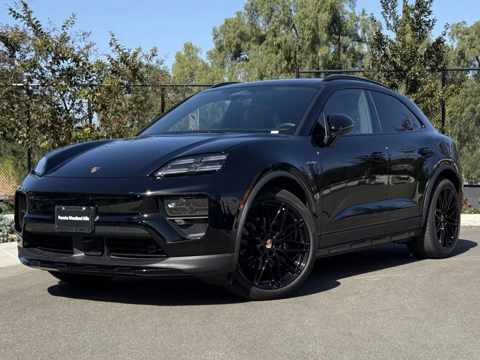 2025 Porsche Macan Base