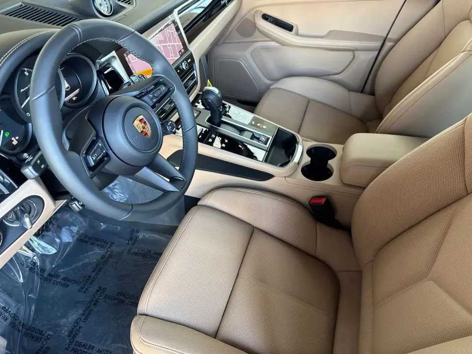 2026 Porsche Macan T - Photo 31