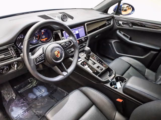 2025 Porsche Macan T - Photo 26