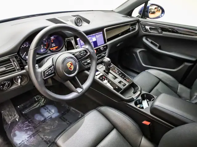 2025 Porsche Macan T - Photo 30