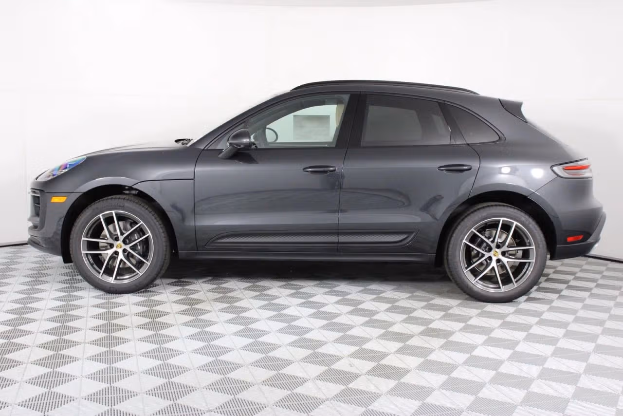 2026 Porsche Macan T - Photo 12