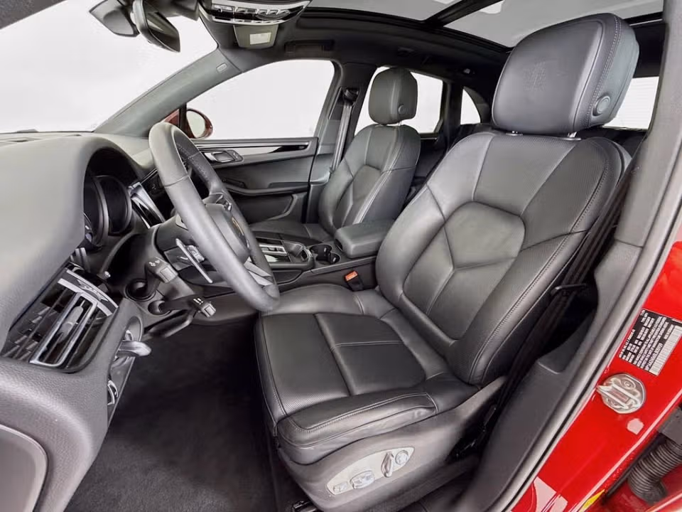 2025 Porsche Macan T - Photo 35
