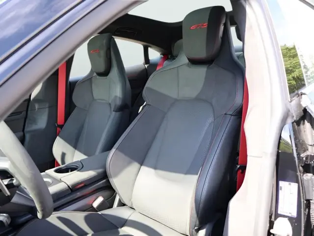 2025 Porsche Taycan GTS - Photo 38