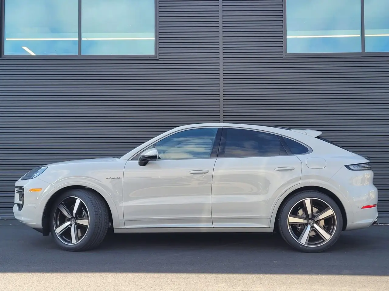 2025 Porsche Cayenne Coup Turbo E-Hybrid - Photo 16