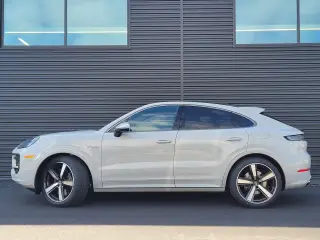 2025 Porsche Cayenne Coup Turbo E-Hybrid - Photo 13