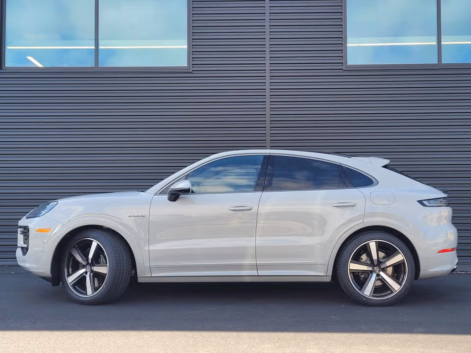 2025 Porsche Cayenne Coup Turbo E-Hybrid - Photo 11