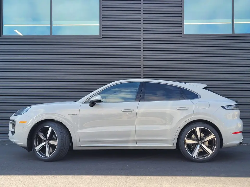 2025 Porsche Cayenne Coup Turbo E-Hybrid - Photo 15