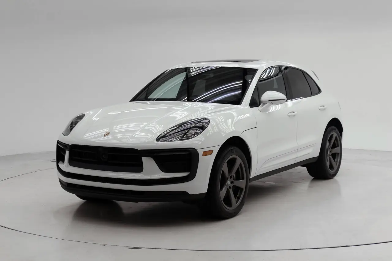 2026 Porsche Macan T - Photo 8