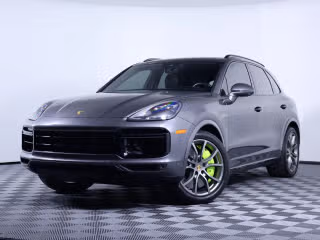 2023 Porsche Cayenne Turbo S E-Hybrid's photo