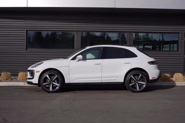 2026 Porsche Macan - Photo 10