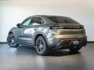 2025 Porsche Macan 21