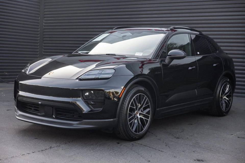 2025 Porsche Macan Base