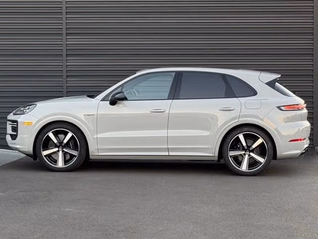 2025 Porsche Cayenne Turbo E-Hybrid - Photo 10
