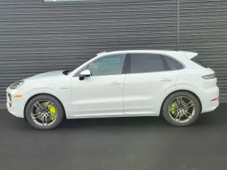 2025 Porsche Cayenne Turbo E-Hybrid - Photo 13