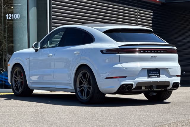 2025 Porsche Cayenne Coup Turbo E-Hybrid - Photo 18