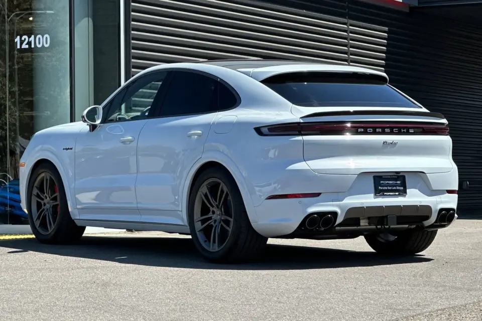 2025 Porsche Cayenne Coup Turbo E-Hybrid - Photo 23