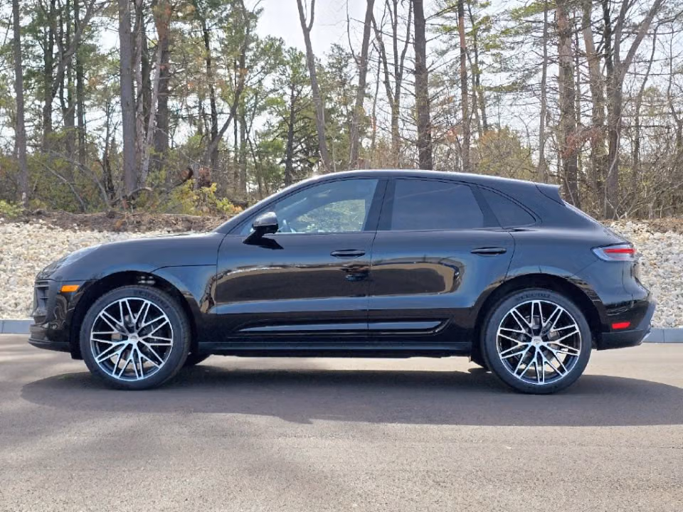 2026 Porsche Macan T - Photo 11