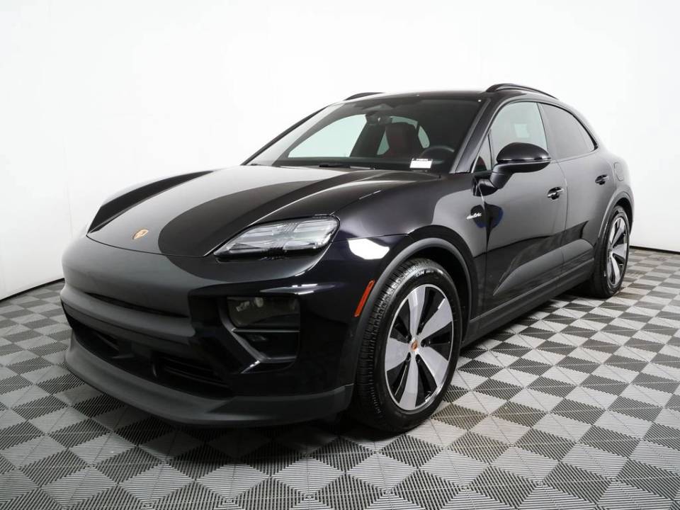 2025 Porsche Macan Base