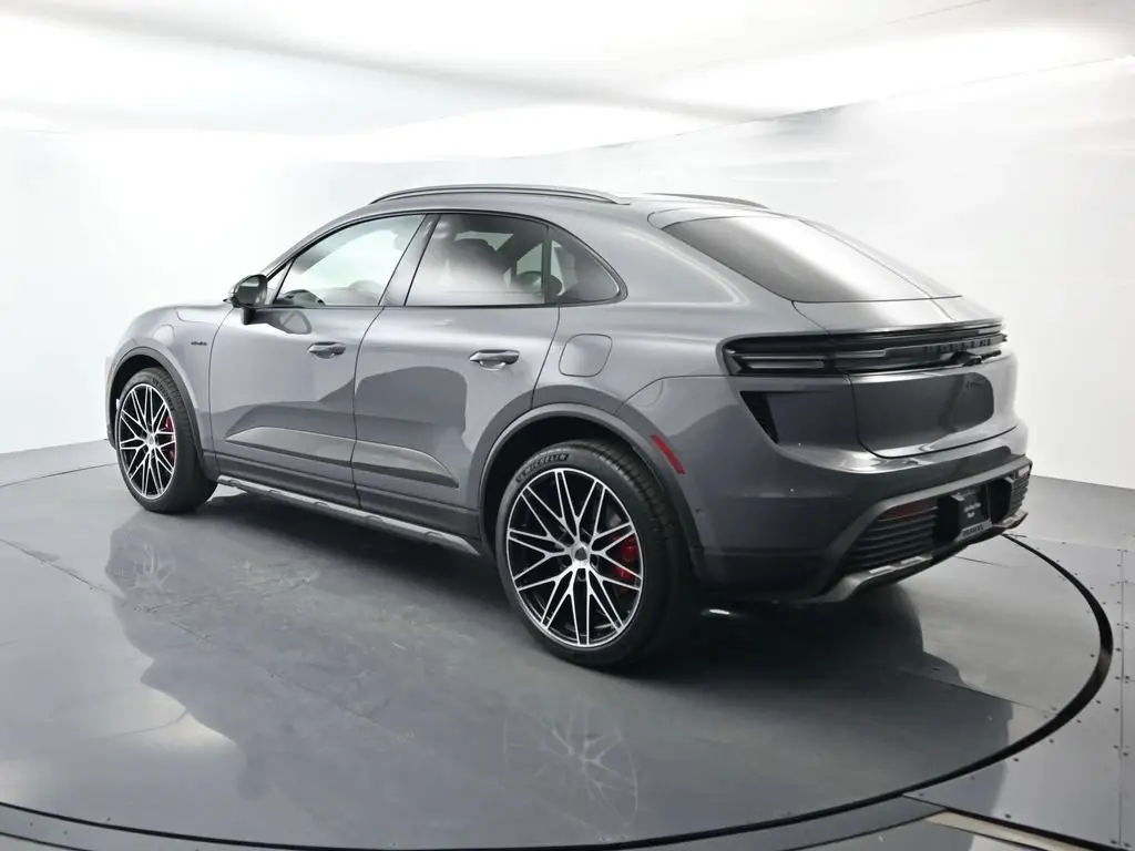 2026 Porsche Macan Turbo Electric - Photo 24
