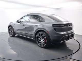 2026 Porsche Macan Turbo Electric - Photo 17