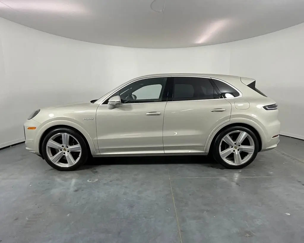 2024 Porsche Cayenne Turbo E-Hybrid - Photo 16