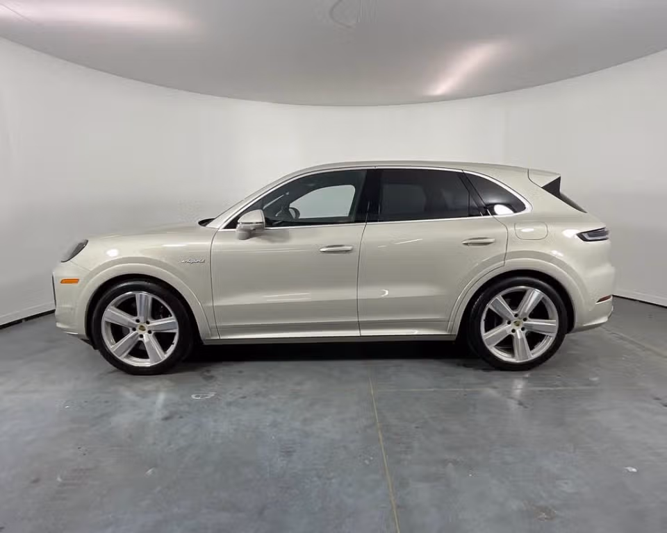 2024 Porsche Cayenne Turbo E-Hybrid - Photo 11
