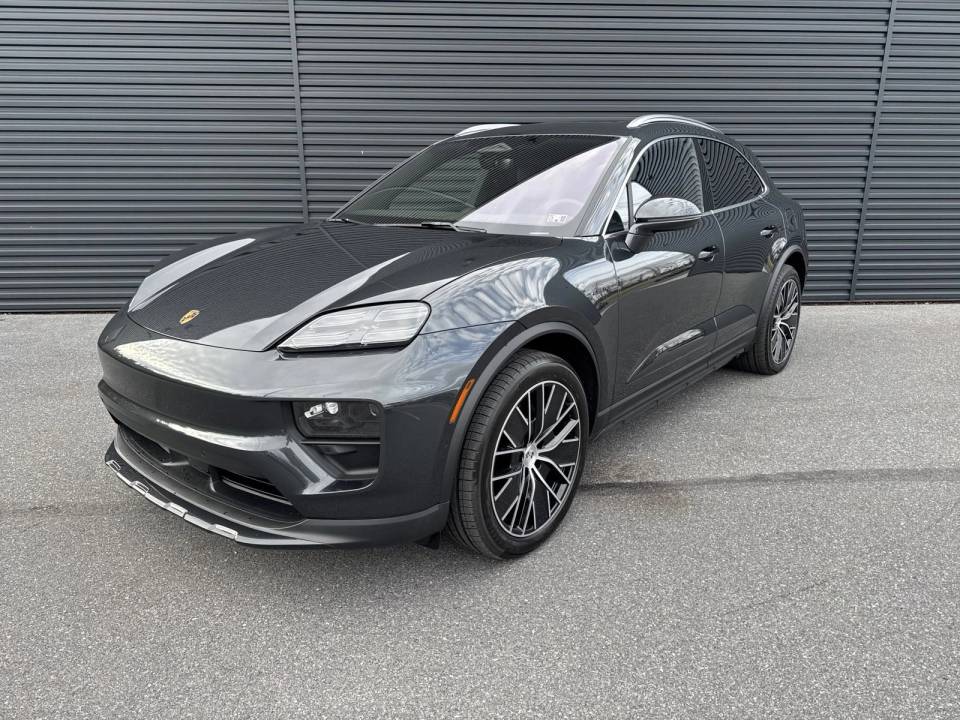 2025 Porsche Macan Base