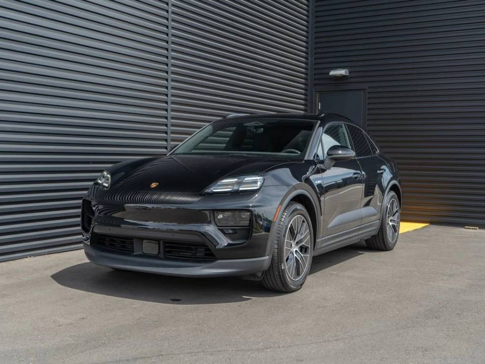 2025 Porsche Macan Base