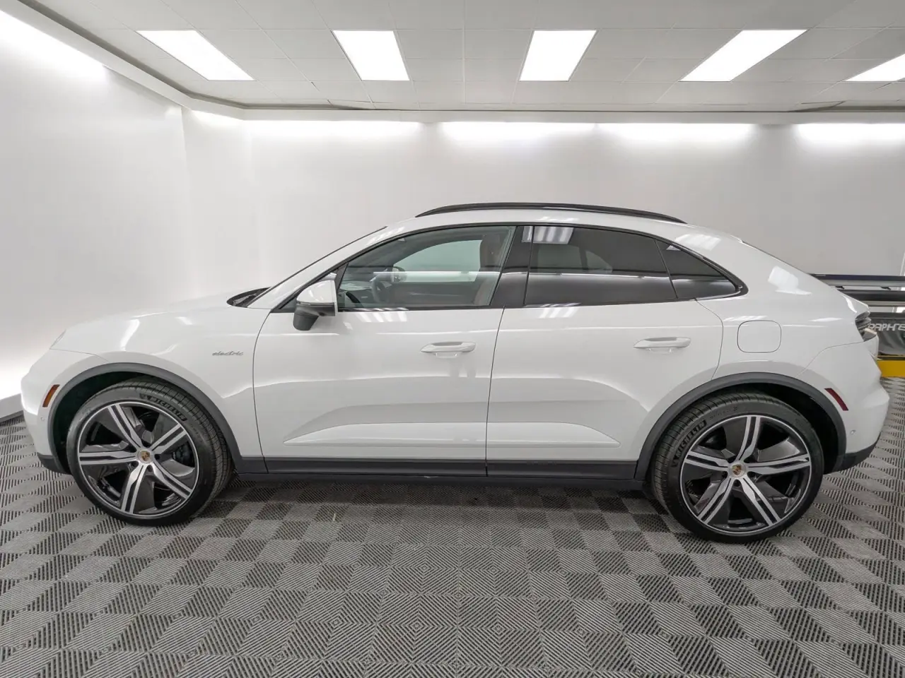 2025 Porsche Macan Base - Photo 16