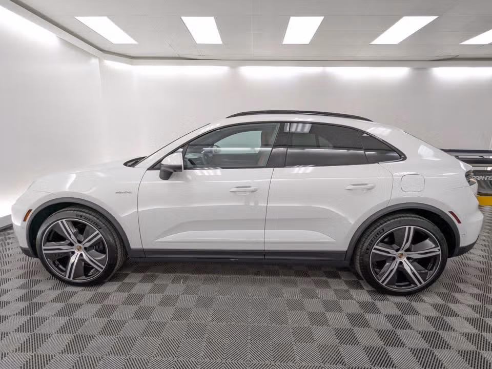 2025 Porsche Macan Base - Photo 11