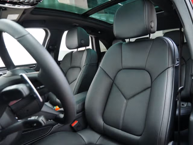 2026 Porsche Macan - Photo 34