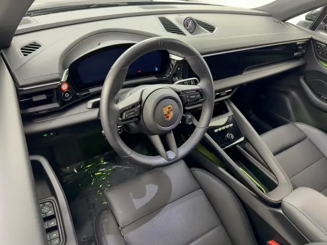2025 Porsche Macan S - Photo 30