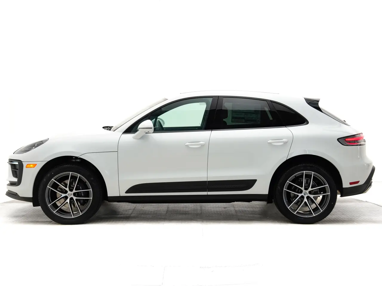 2025 Porsche Macan - Photo 16