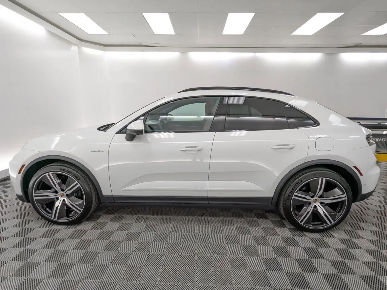 2025 Porsche Macan Base - Photo 16