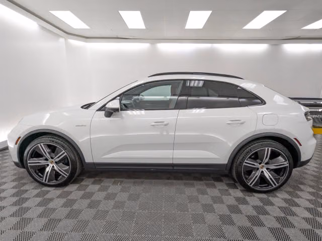 2025 Porsche Macan Base - Photo 10