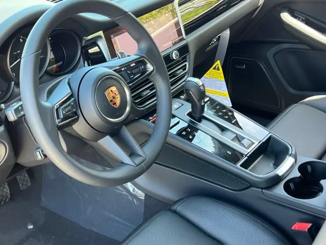 2026 Porsche Macan T - Photo 30