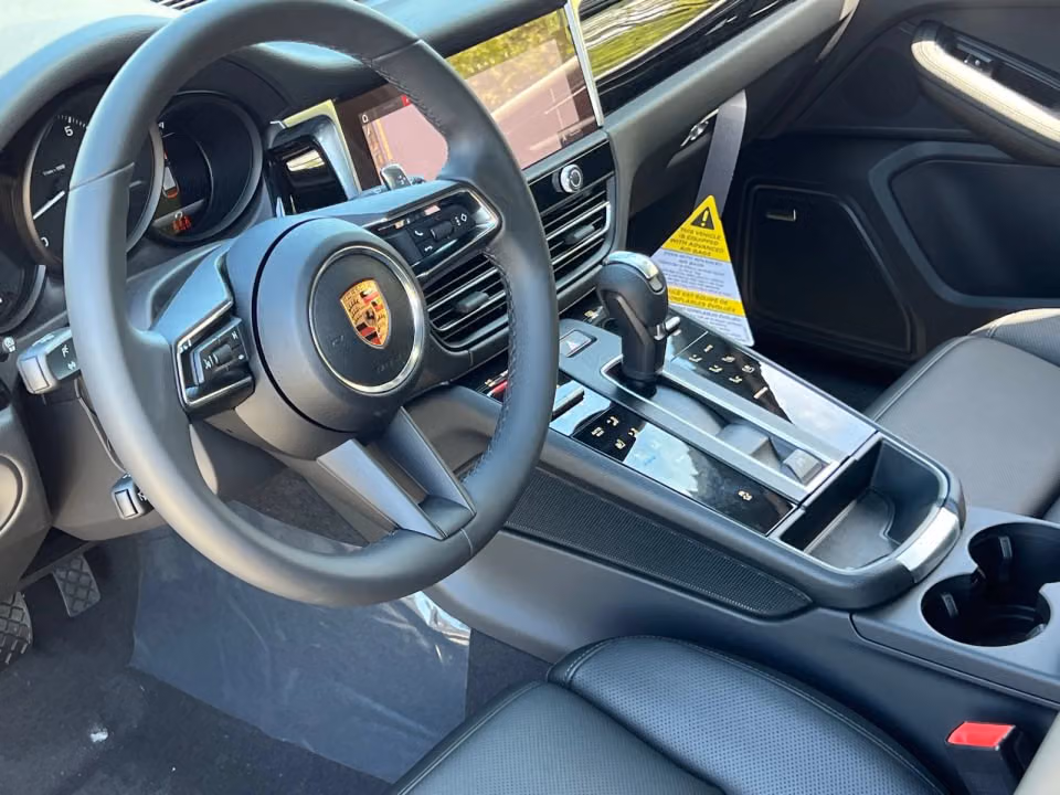 2026 Porsche Macan T - Photo 27