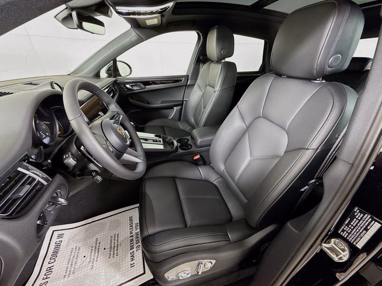 2026 Porsche Macan T - Photo 36