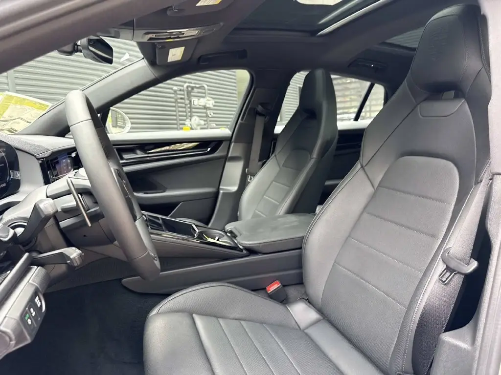 2025 Porsche Panamera 4 E-Hybrid - Photo 40