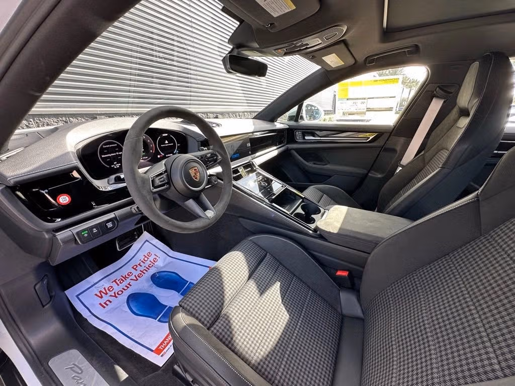 2025 Porsche Panamera 4 E-Hybrid - Photo 28