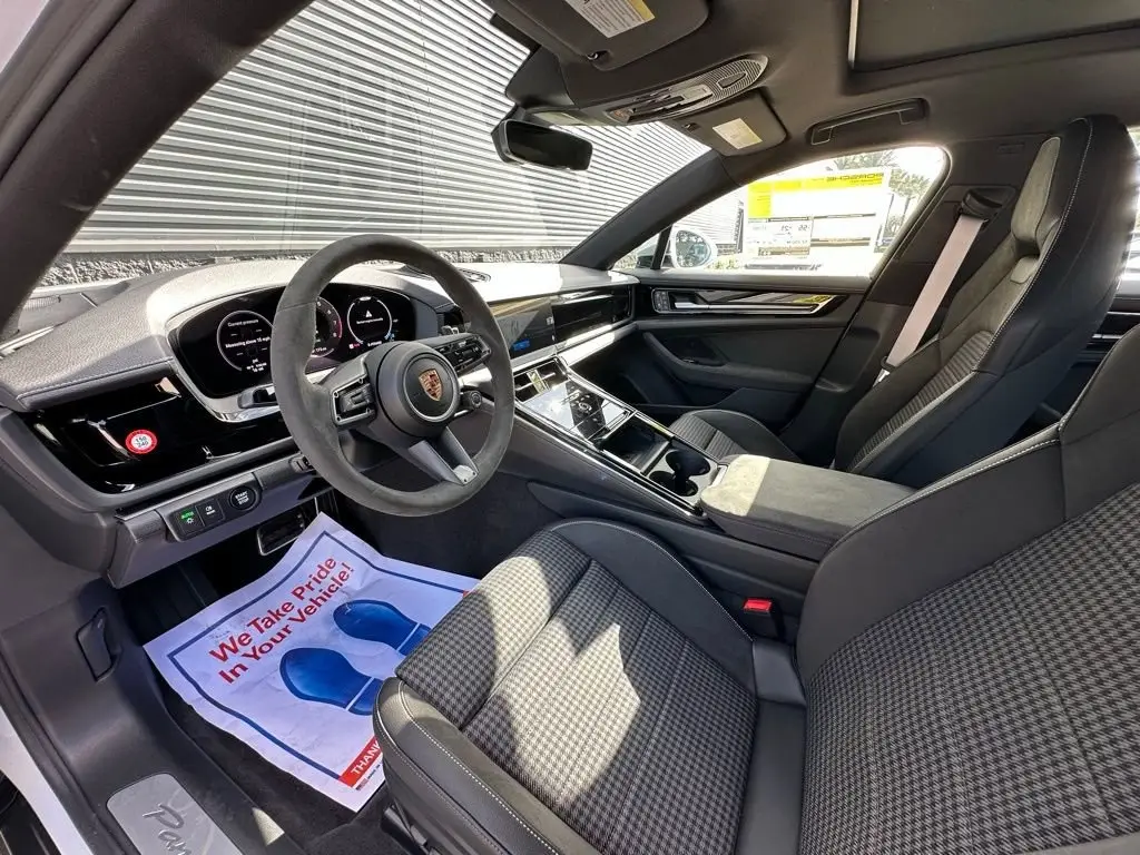 2025 Porsche Panamera 4 E-Hybrid - Photo 32