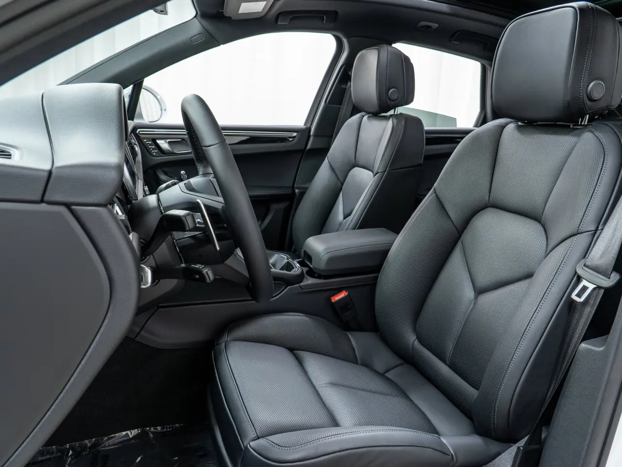2025 Porsche Macan - Photo 40