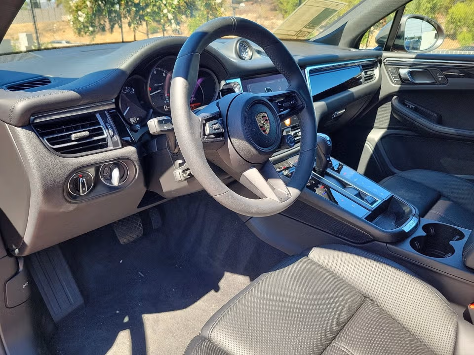 2025 Porsche Macan T - Photo 27