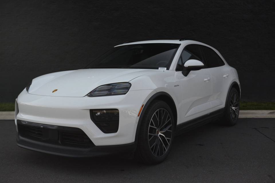 2025 Porsche Macan Base